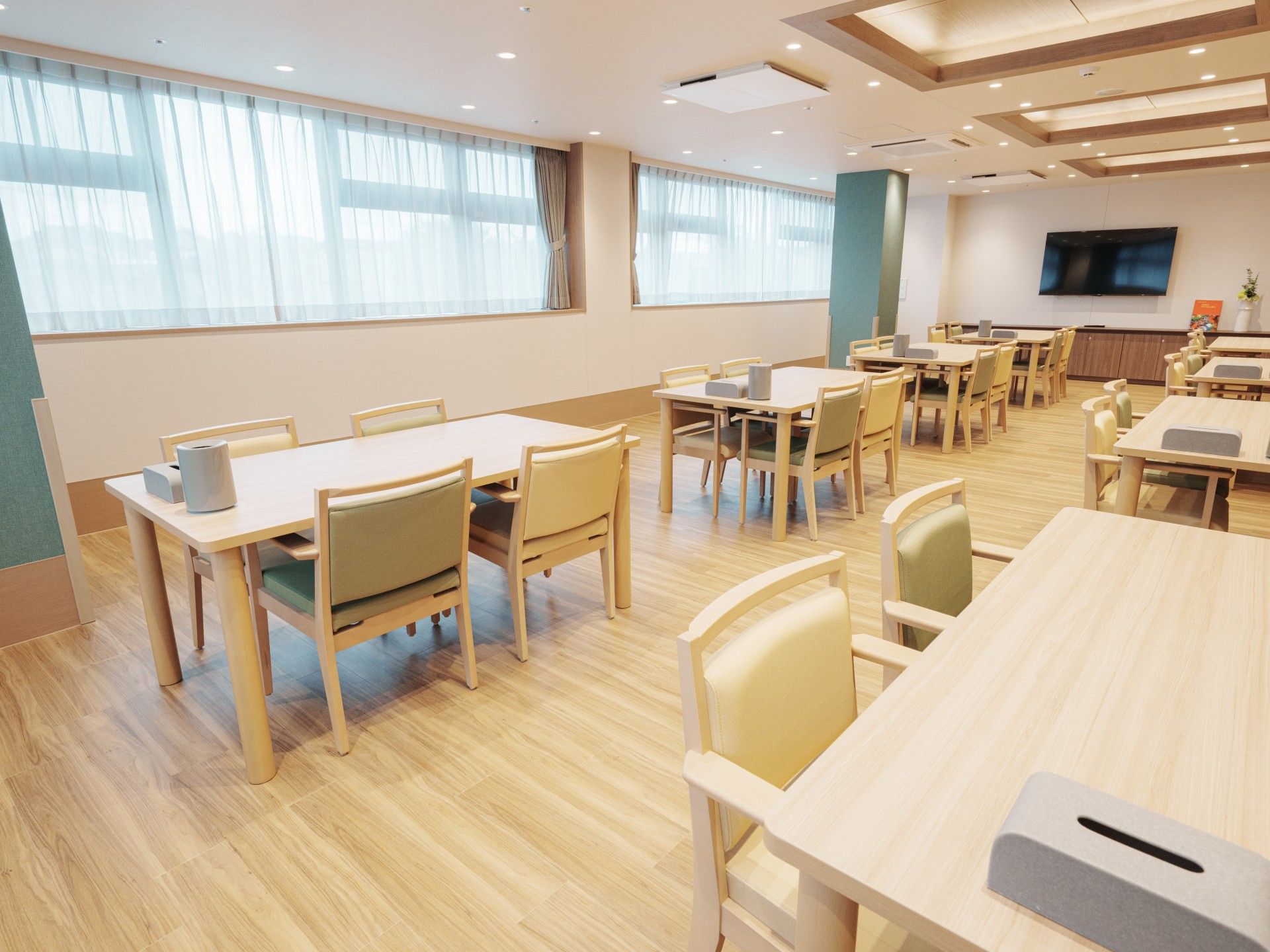 広い窓のある食事スペース