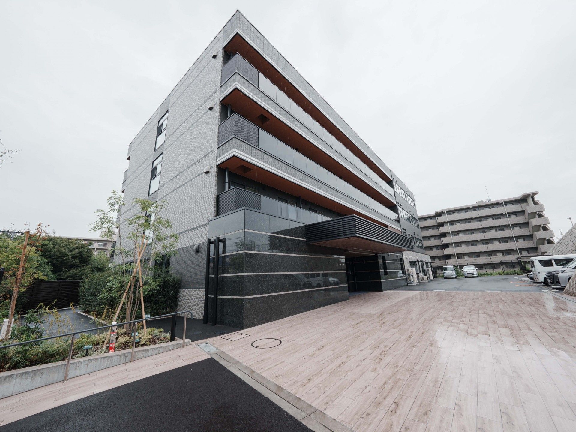 広いエントランスの建物