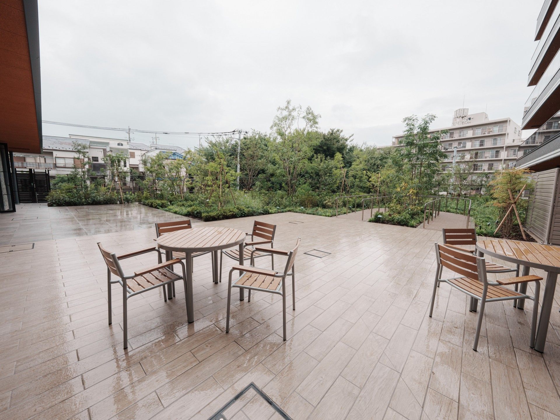 緑に囲まれたテラス