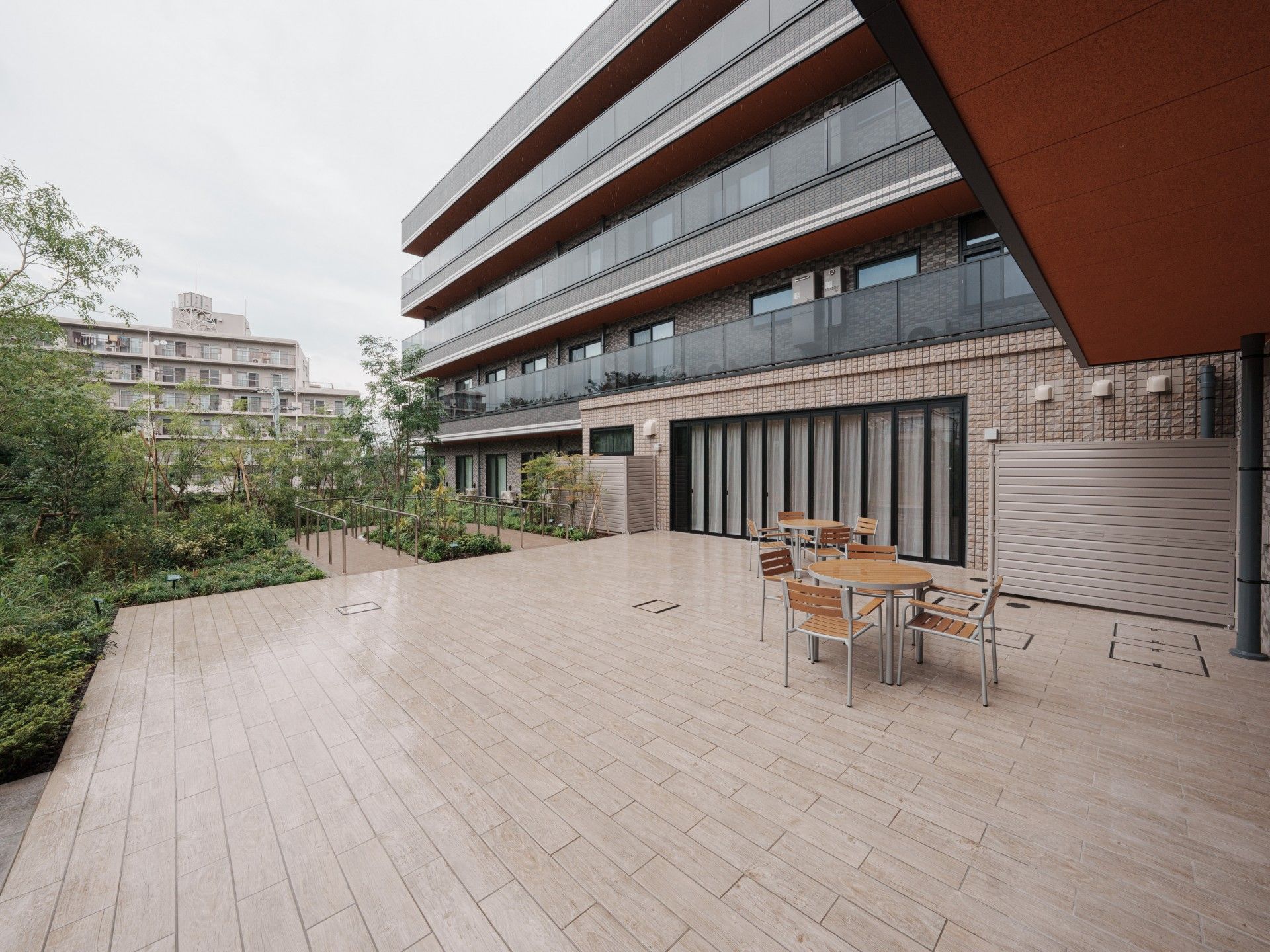 広いテラスと庭園