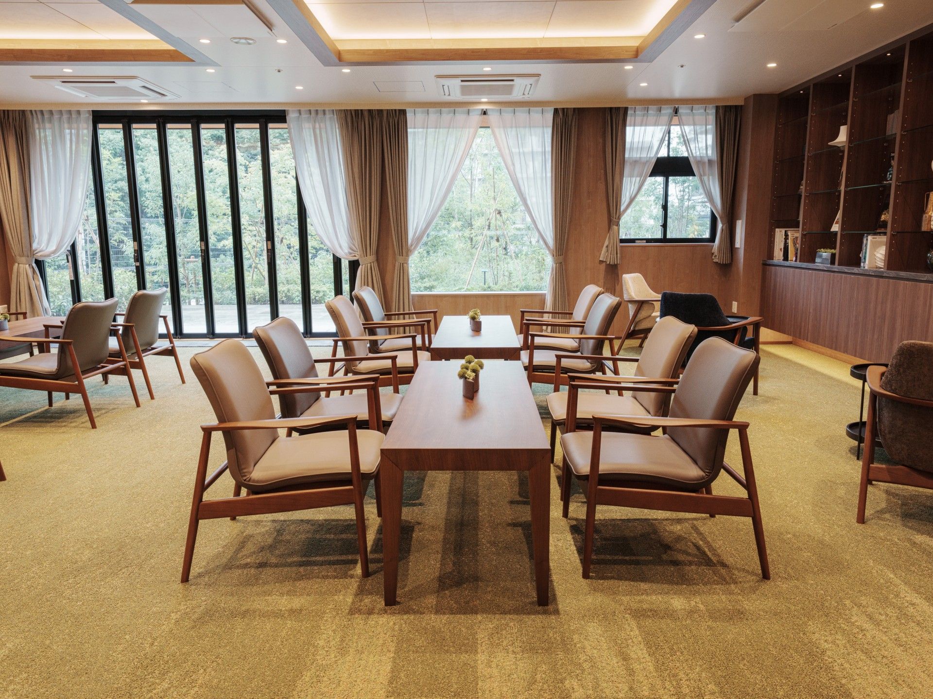 窓際の明るい共有スペース