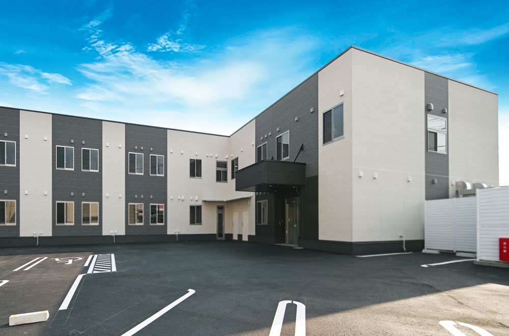 広い駐車場の建物外観