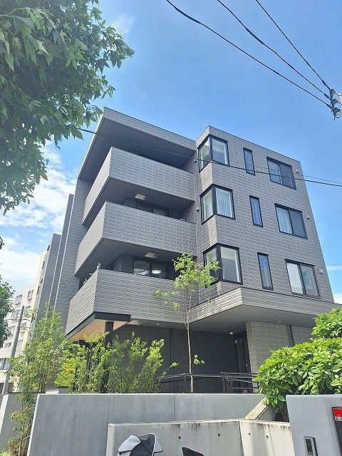 緑に囲まれた建物の外観