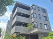 緑に囲まれた建物の外観