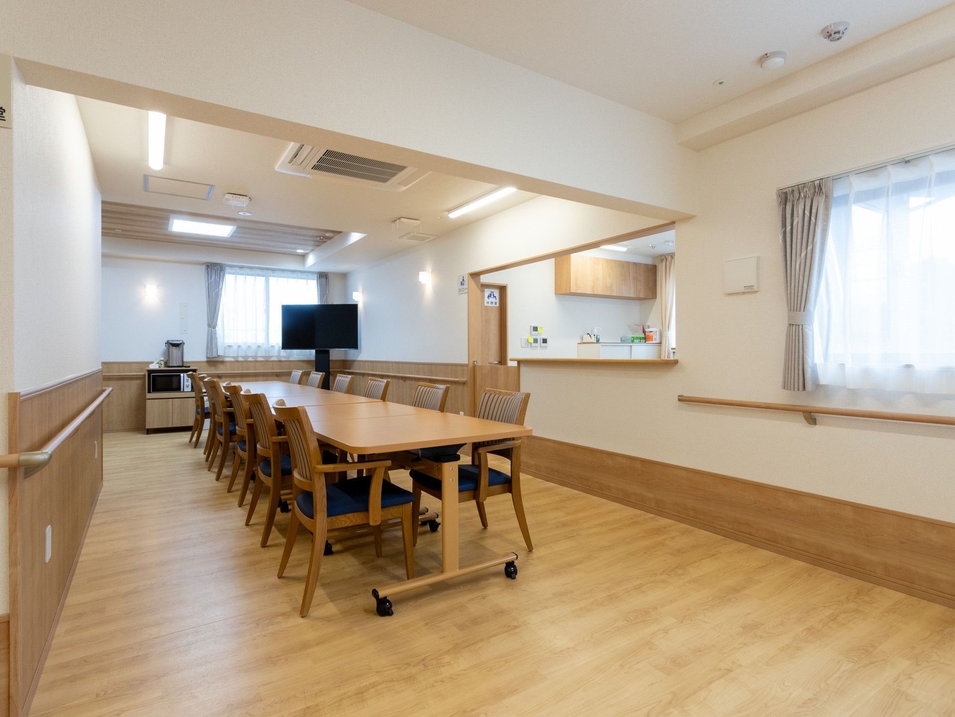 明るい食事スペース