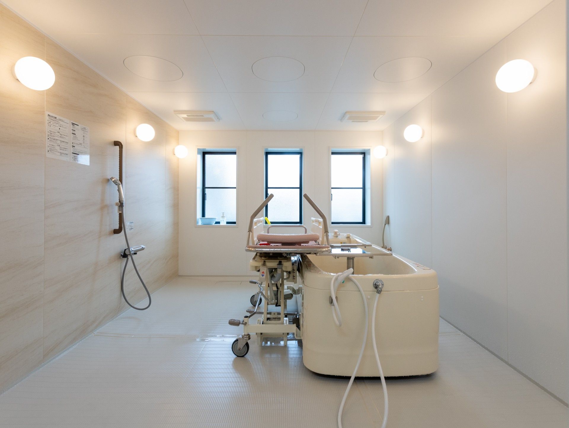 広々とした浴室