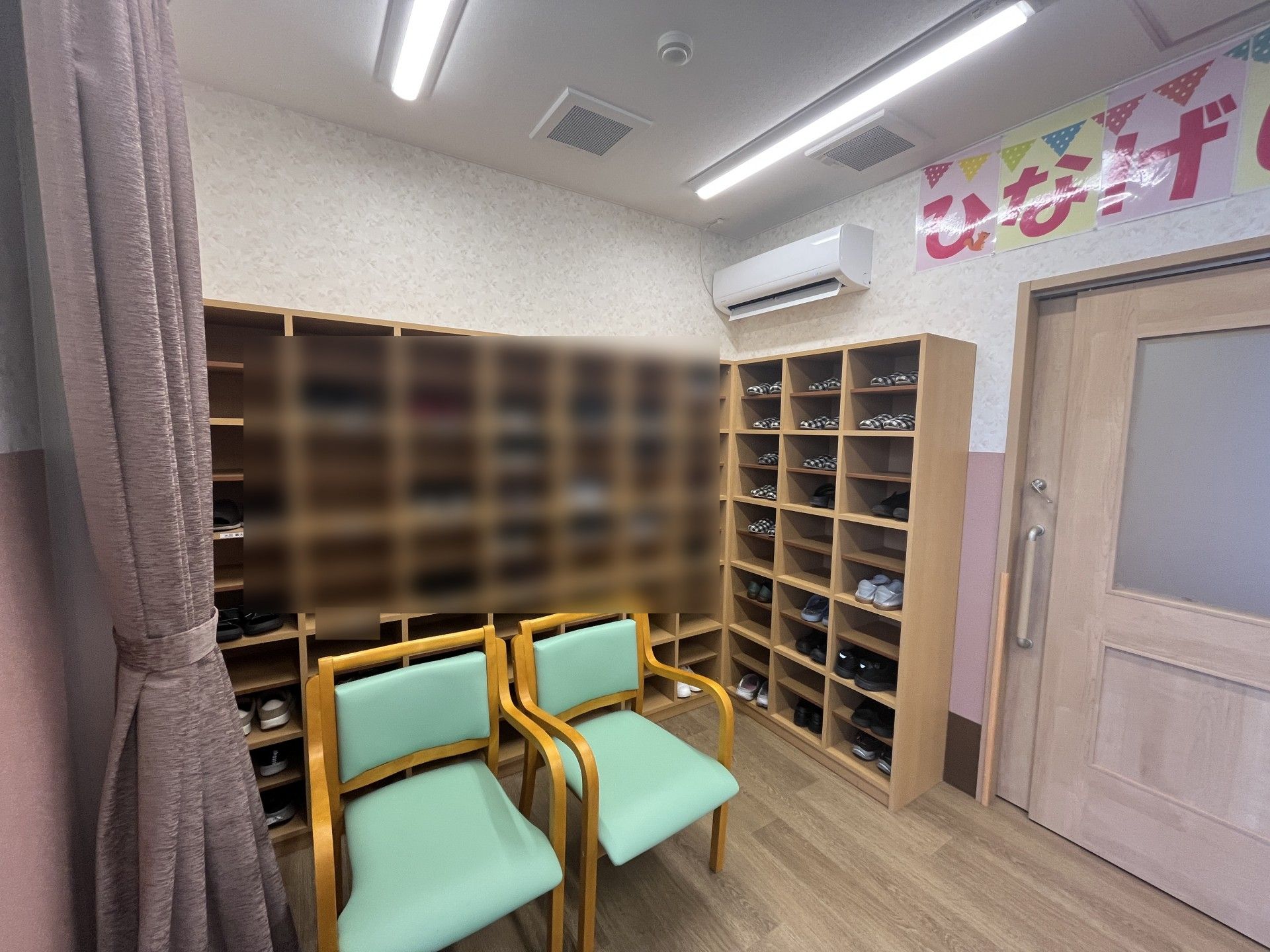 靴棚と椅子のある部屋