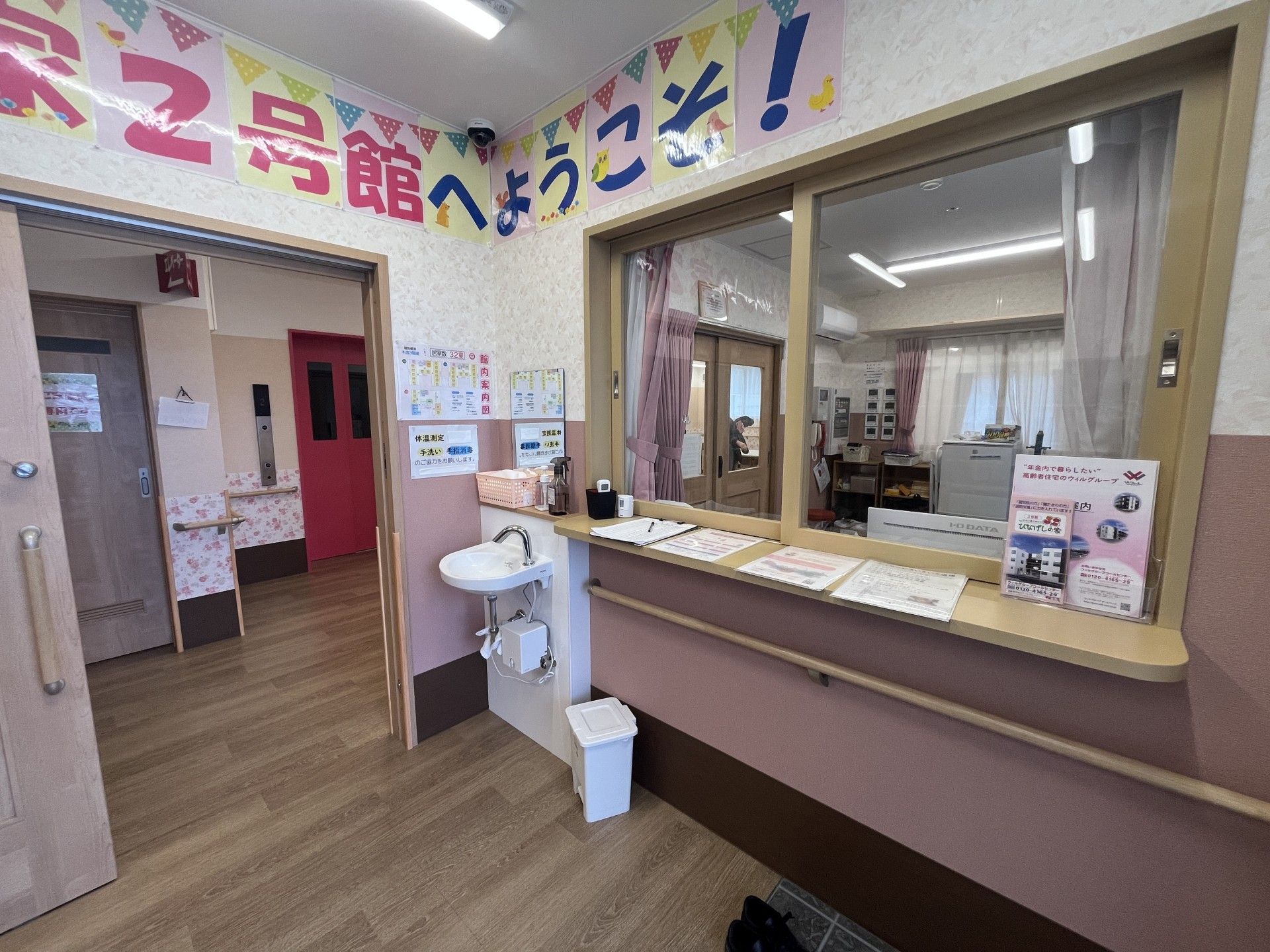 明るい受付と廊下