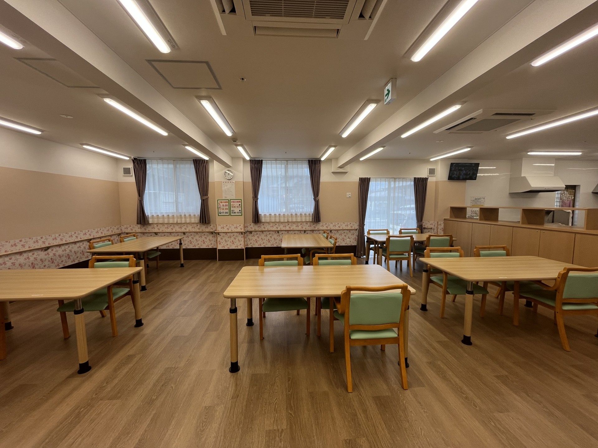 明るい食事スペース