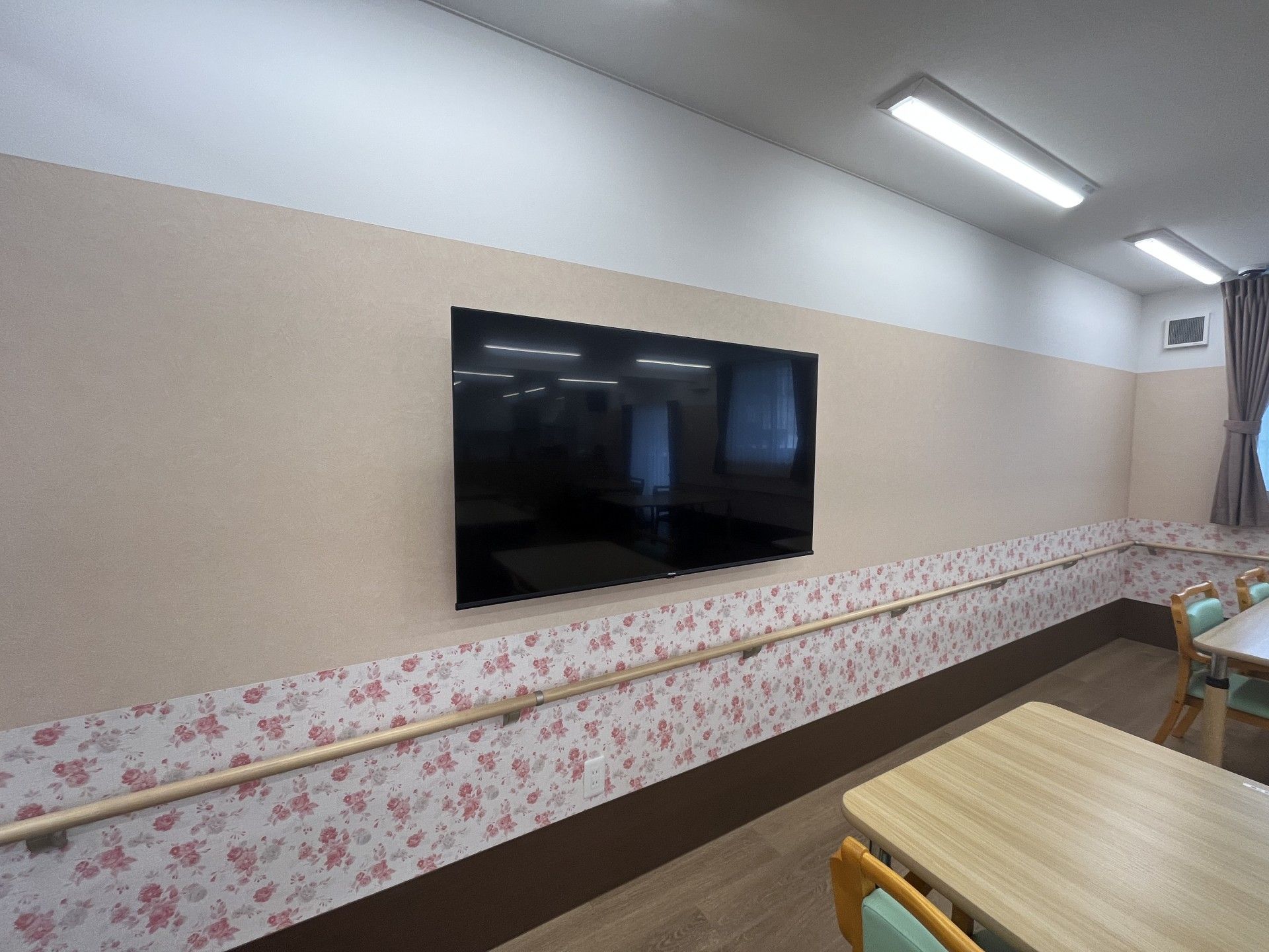 壁掛けテレビのある部屋