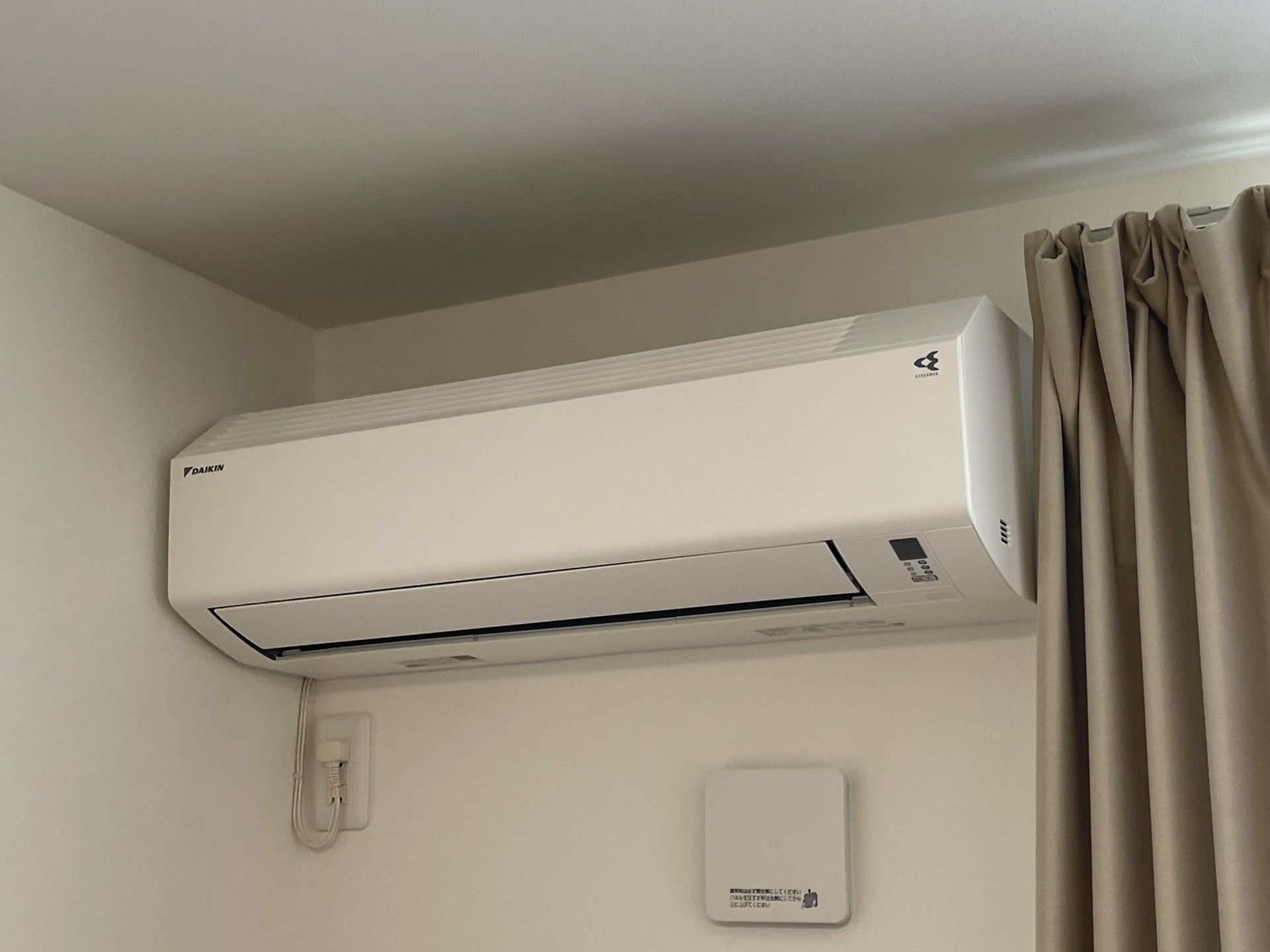 エアコンとカーテンの壁