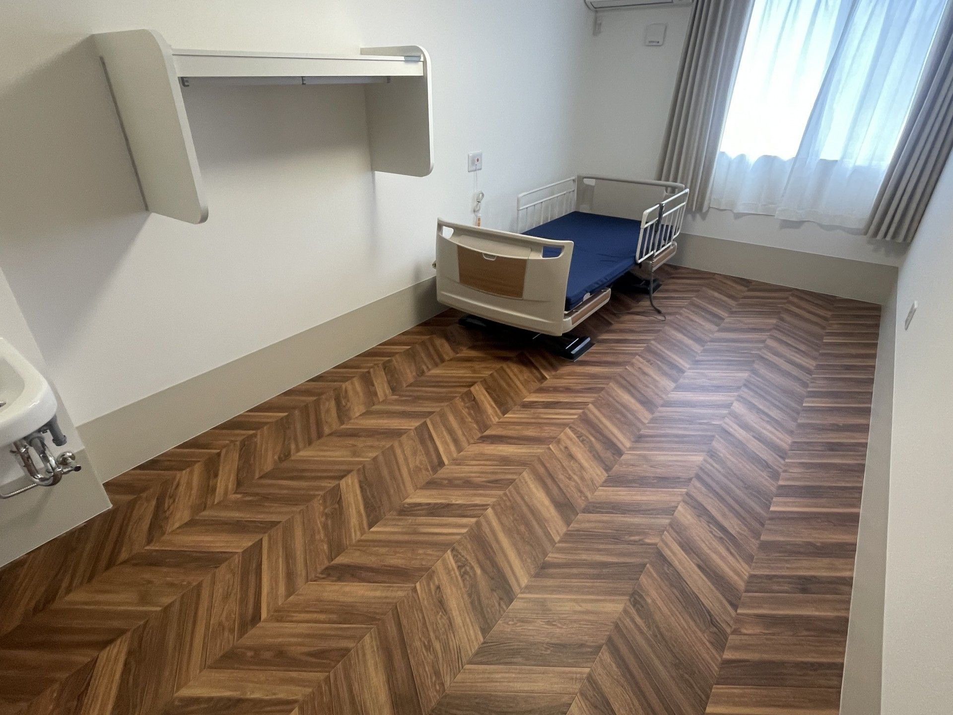 ベッドと窓のある部屋