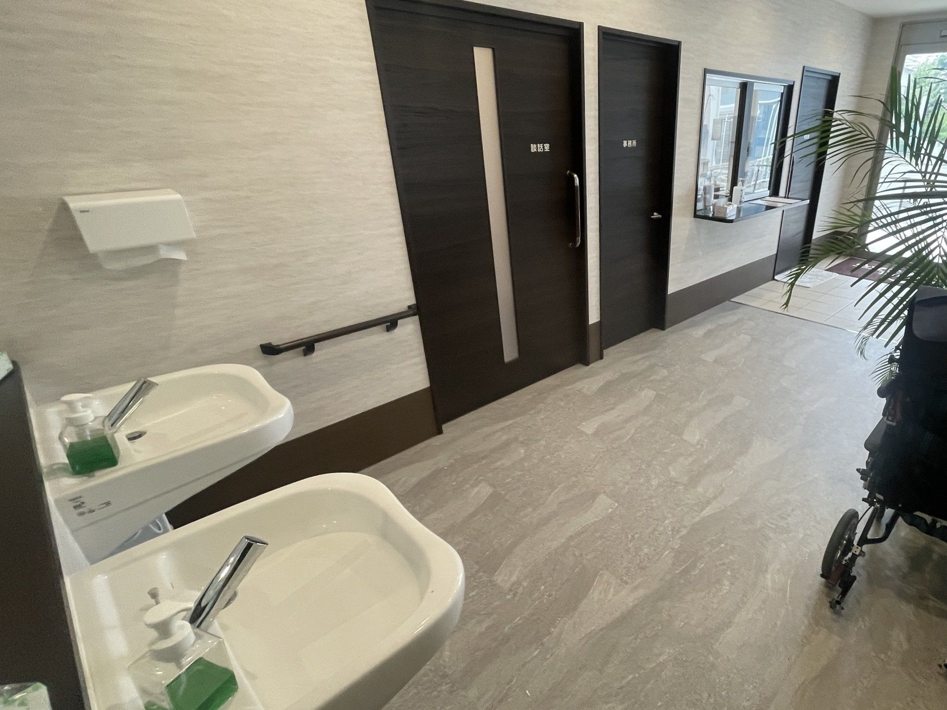 手洗い場と廊下