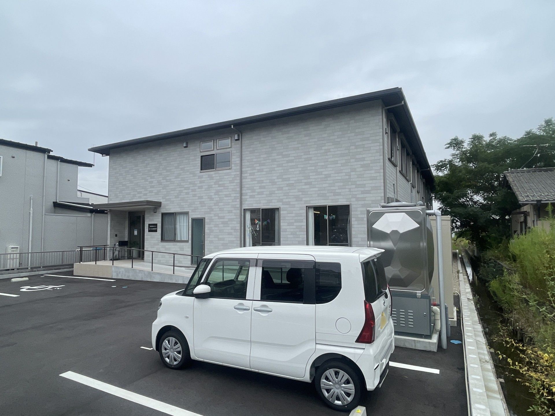 駐車場のある建物外観