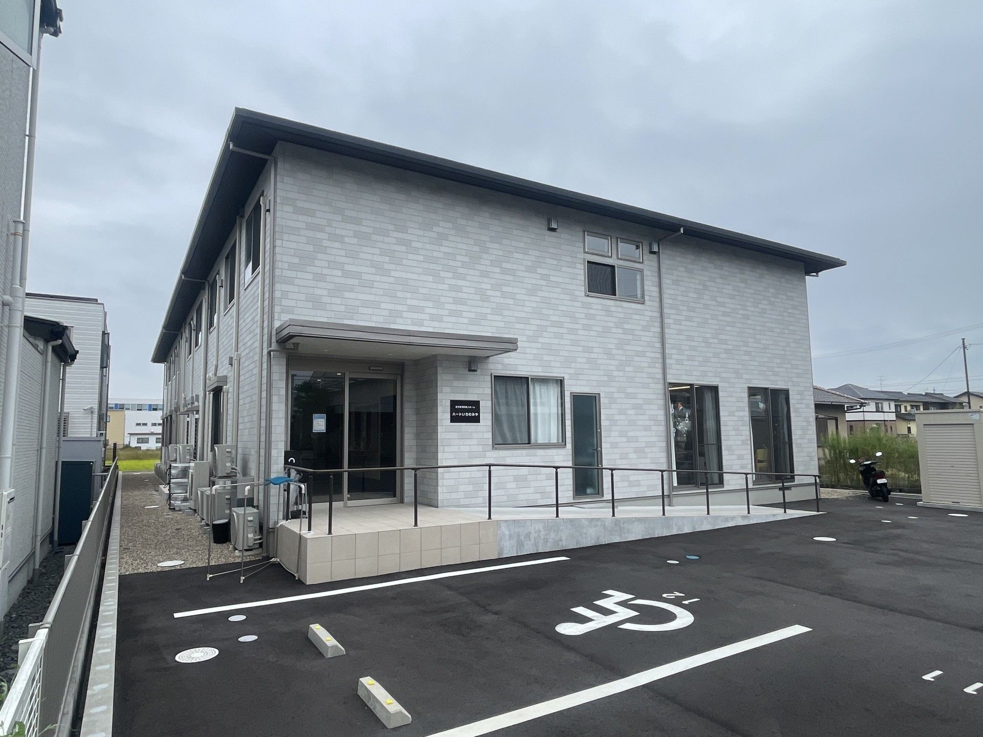 駐車場付きの建物外観