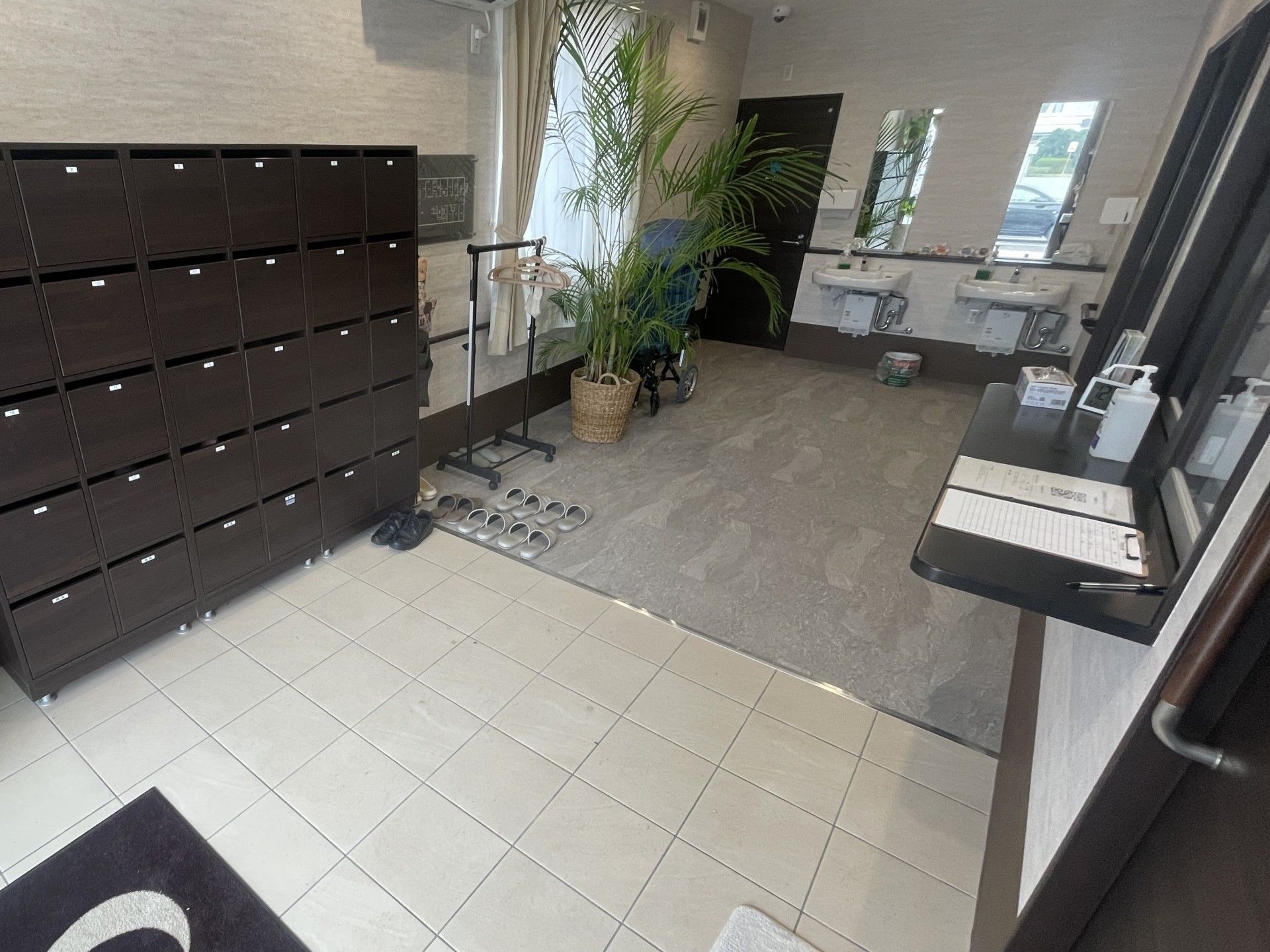 靴箱と洗面台のある入口