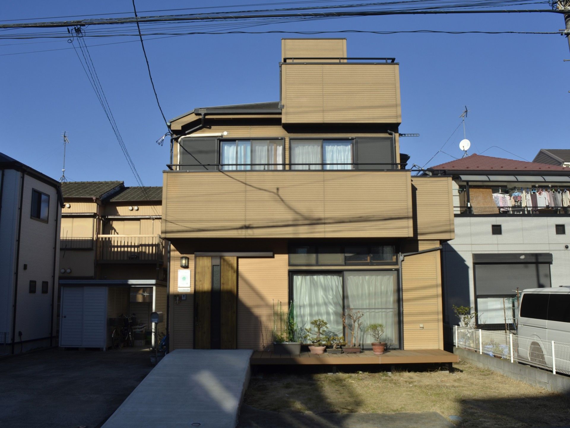 落ち着いた外観の建物