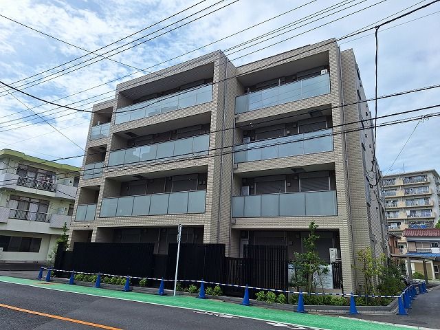 四階建ての建物外観