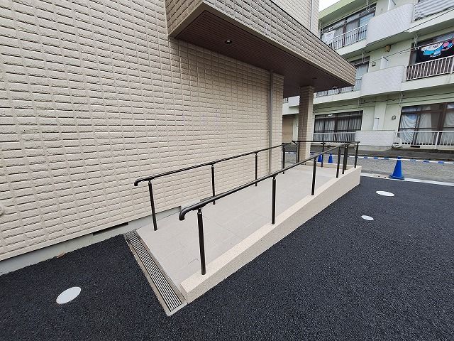 手すり付きのスロープ