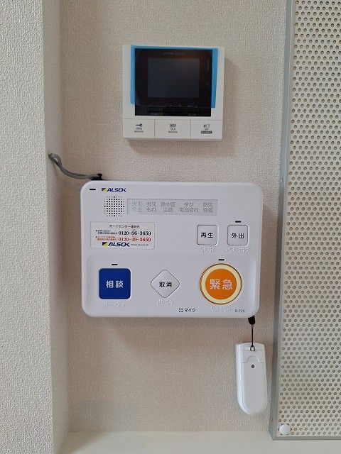 緊急通報装置の壁面