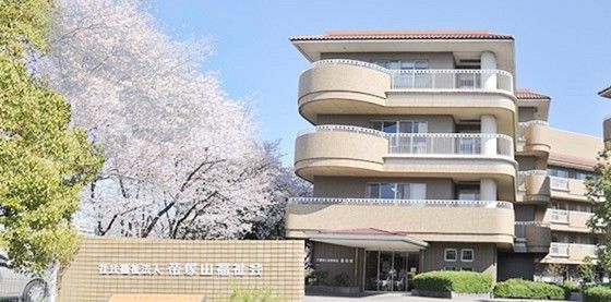 桜の咲く建物外観