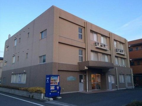 3階建ての建物の外壁はブラウン系で地域になじんでいる。周りは閑静な住宅街になっており、時間も穏やかに過ぎていく。