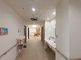 明るく広々とした廊下