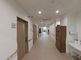 明るく広々とした廊下とエントランス