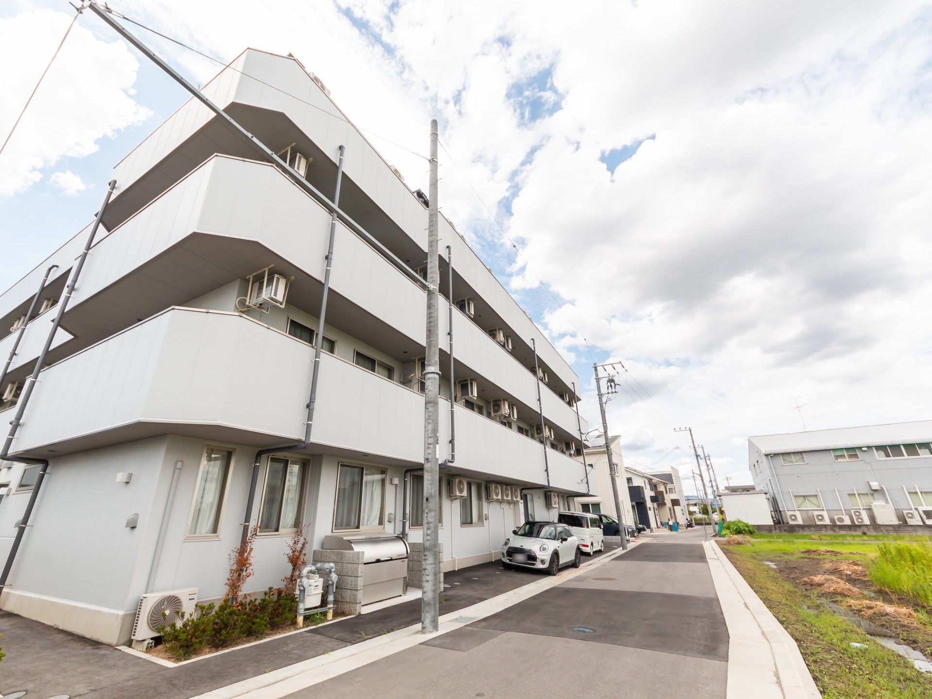 三階建ての建物外観