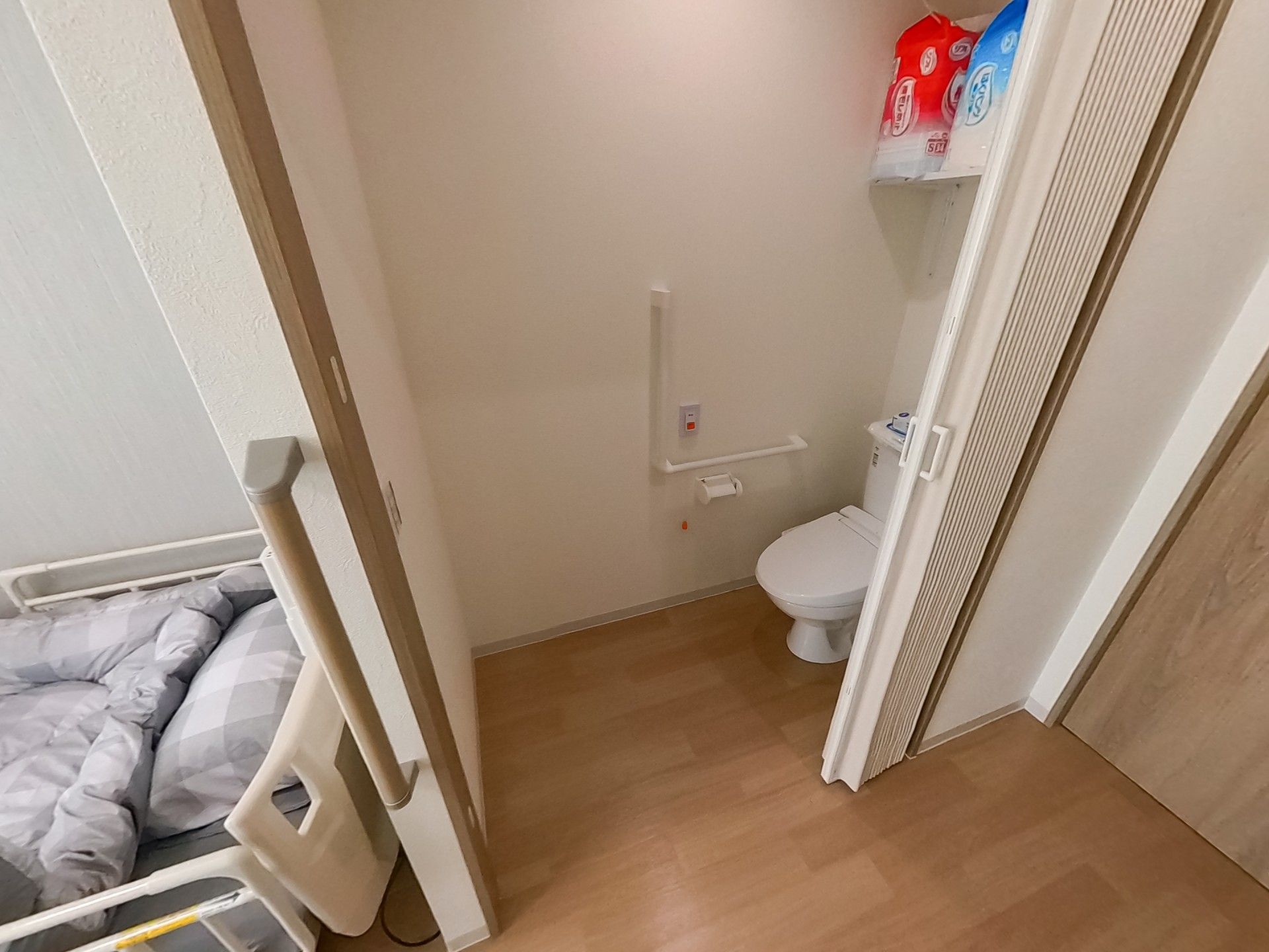 手すり付きのトイレ