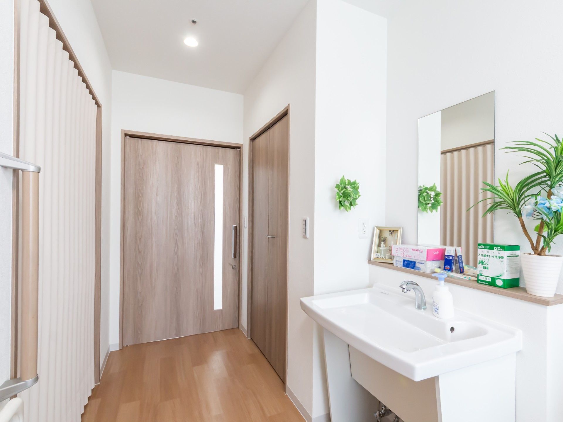 清潔な洗面台のある廊下
