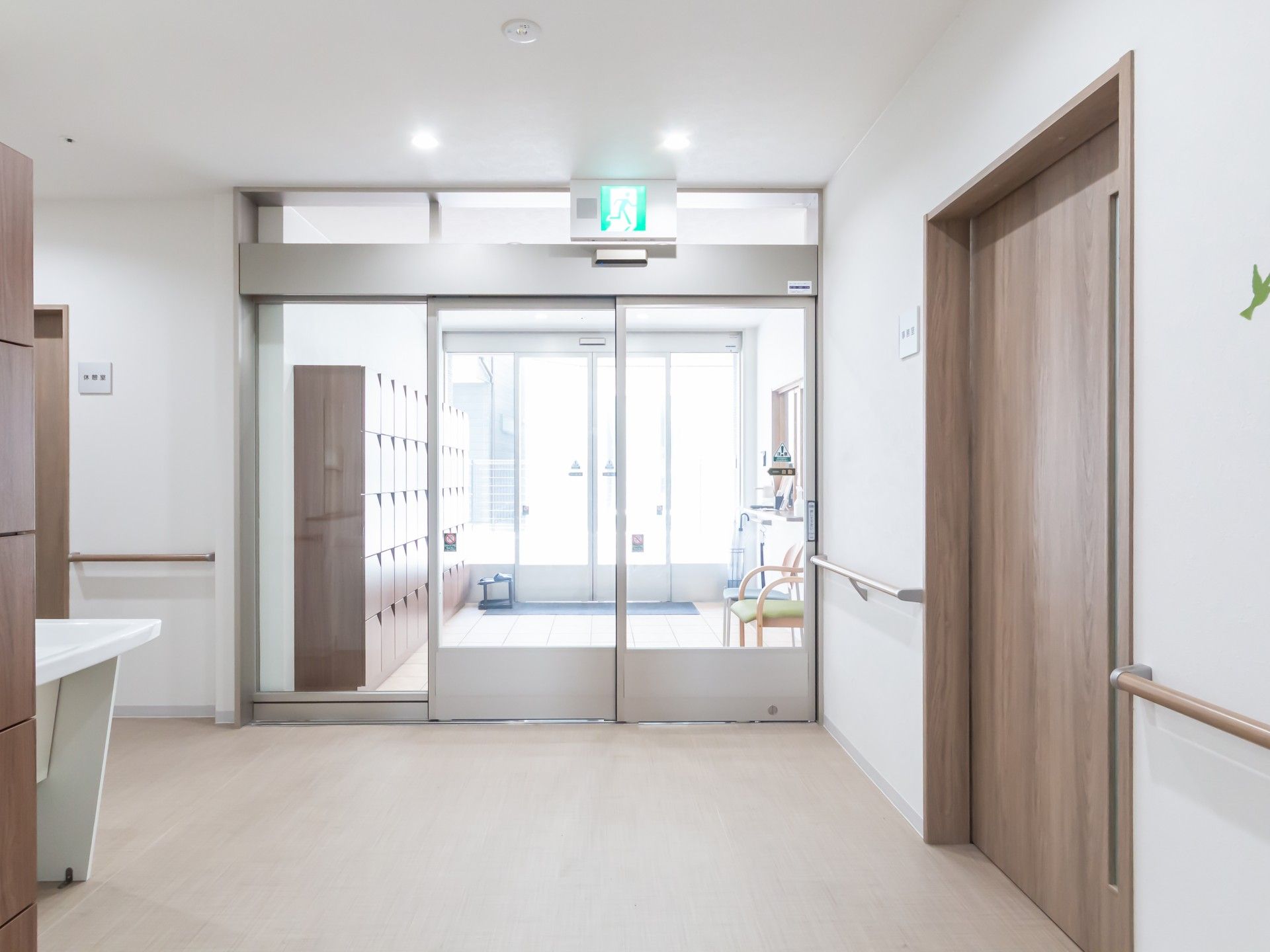 明るい廊下と出入口