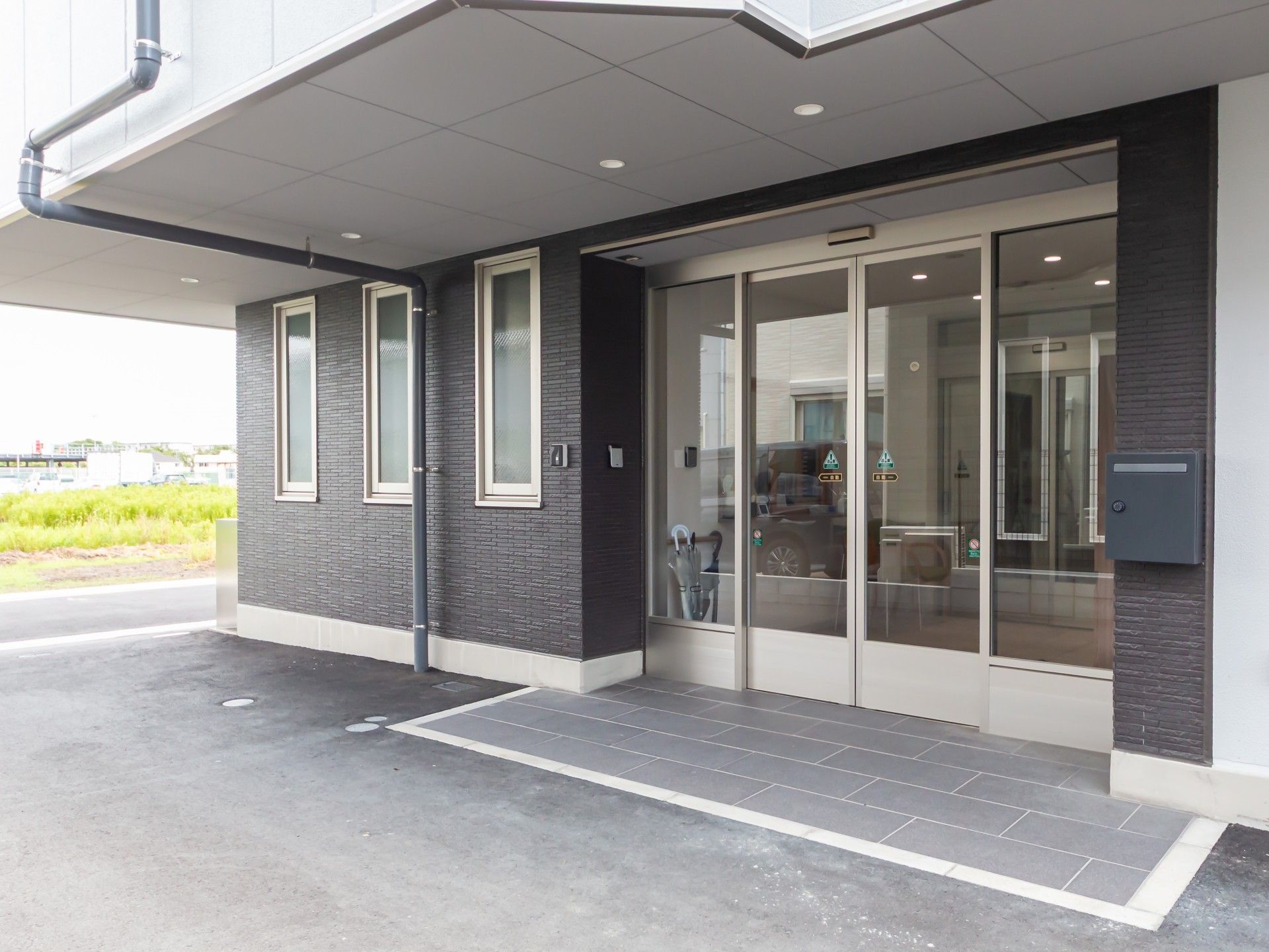 広い玄関の出入口