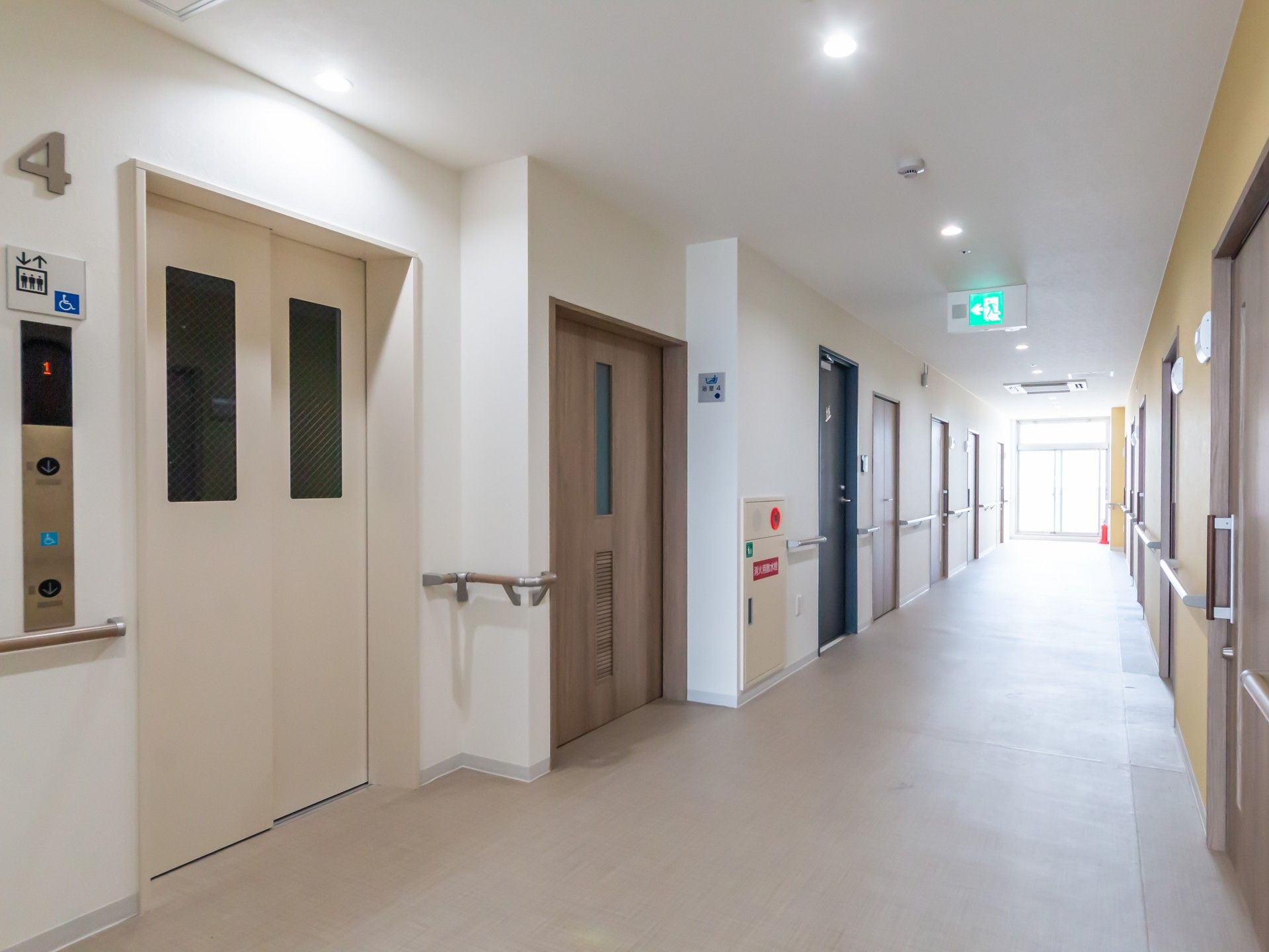 明るい廊下とエレベーター