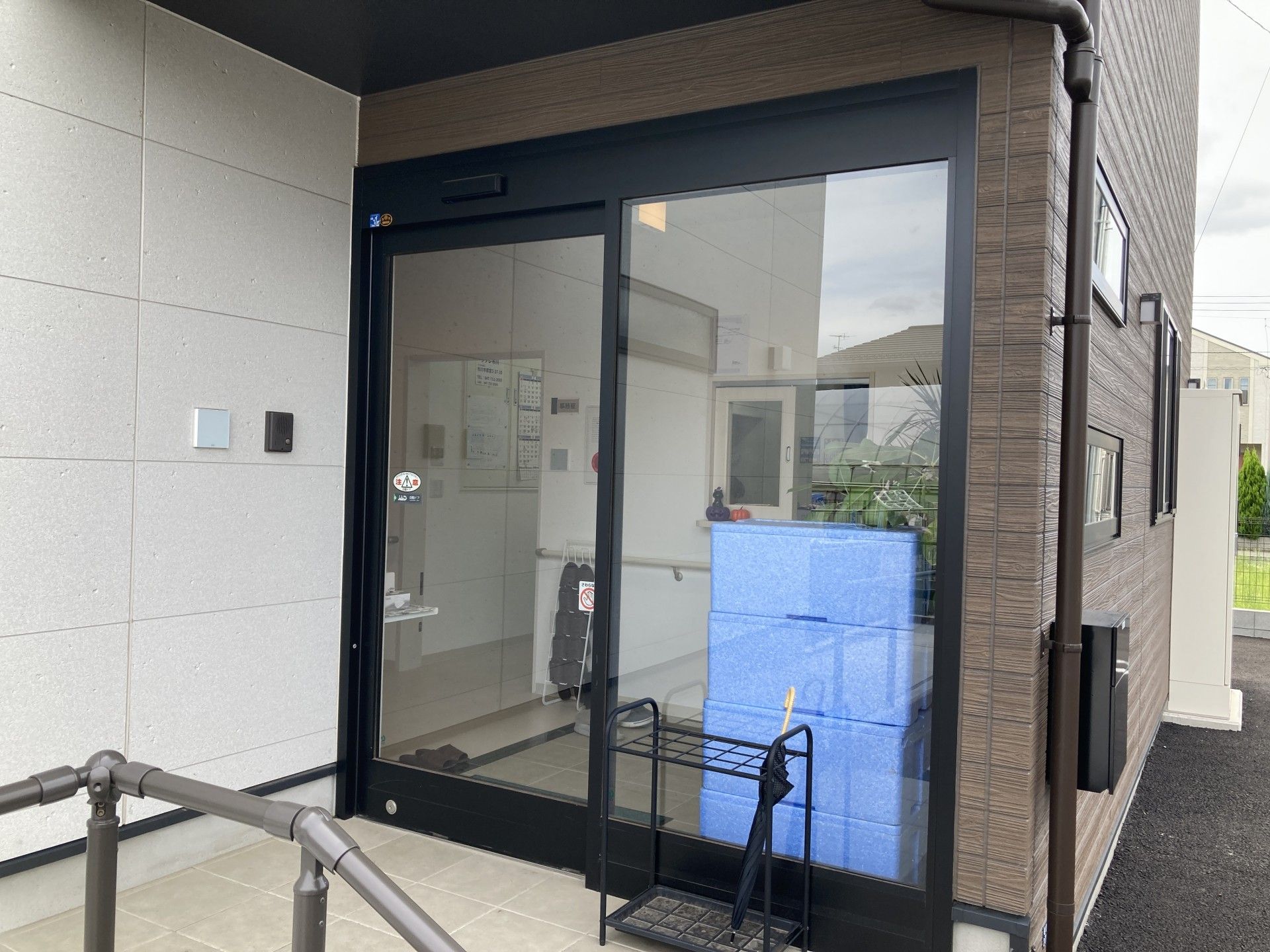 ガラス扉のエントランス