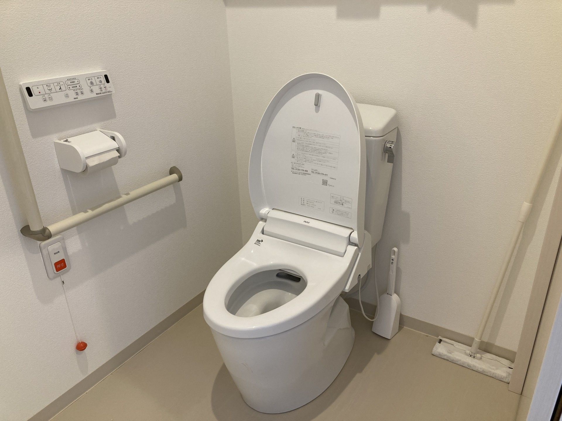 手すり付きのトイレ