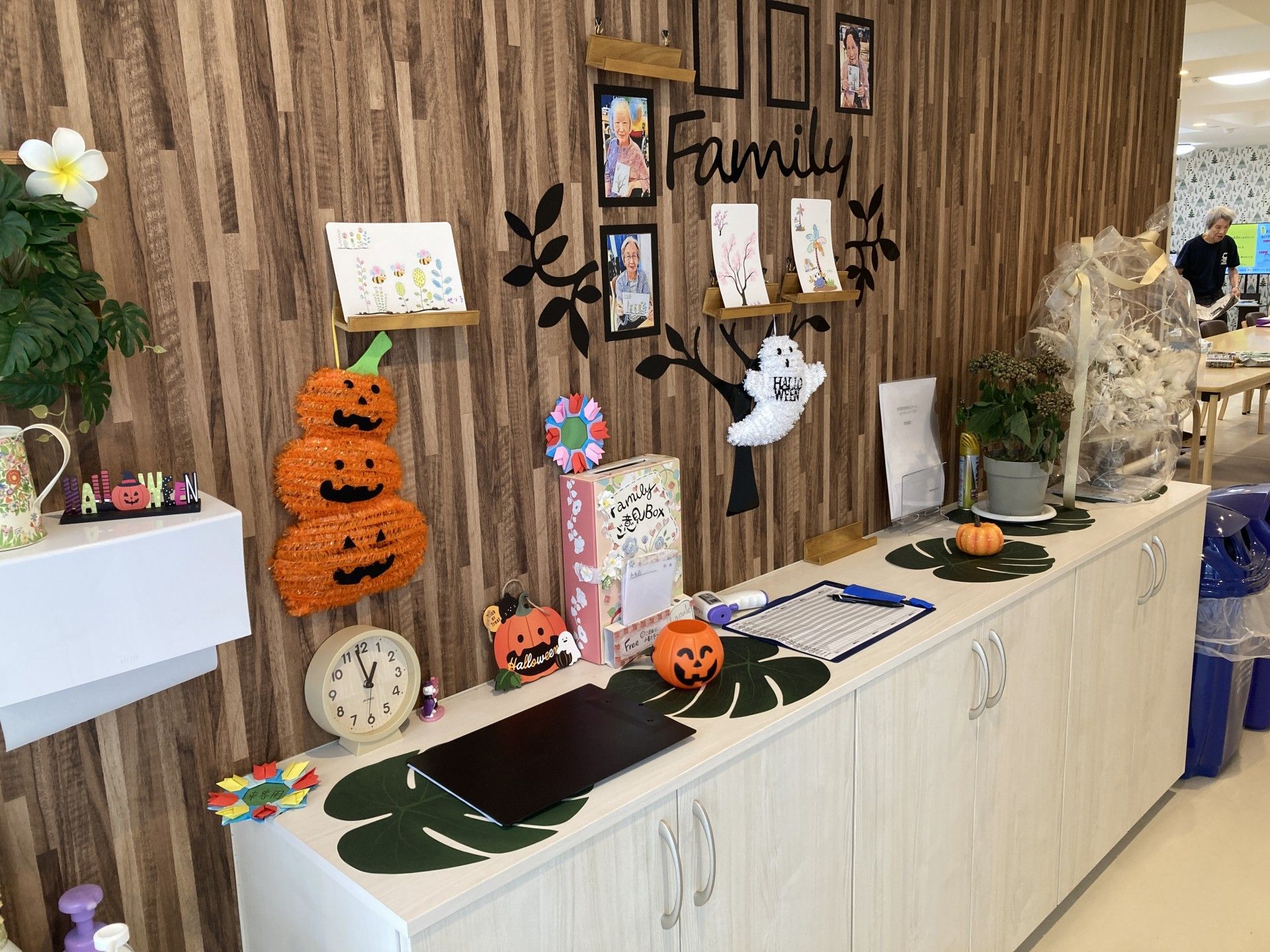 季節の飾りが並ぶ棚