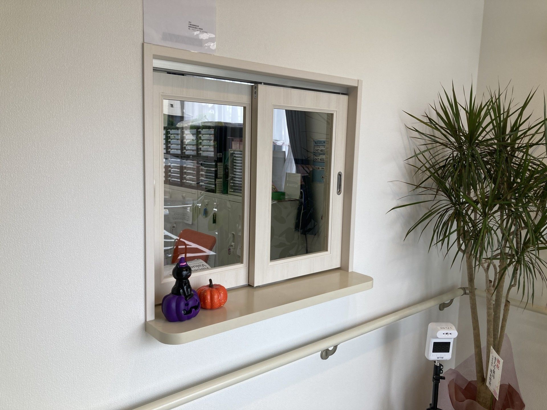 窓口と飾りのある壁