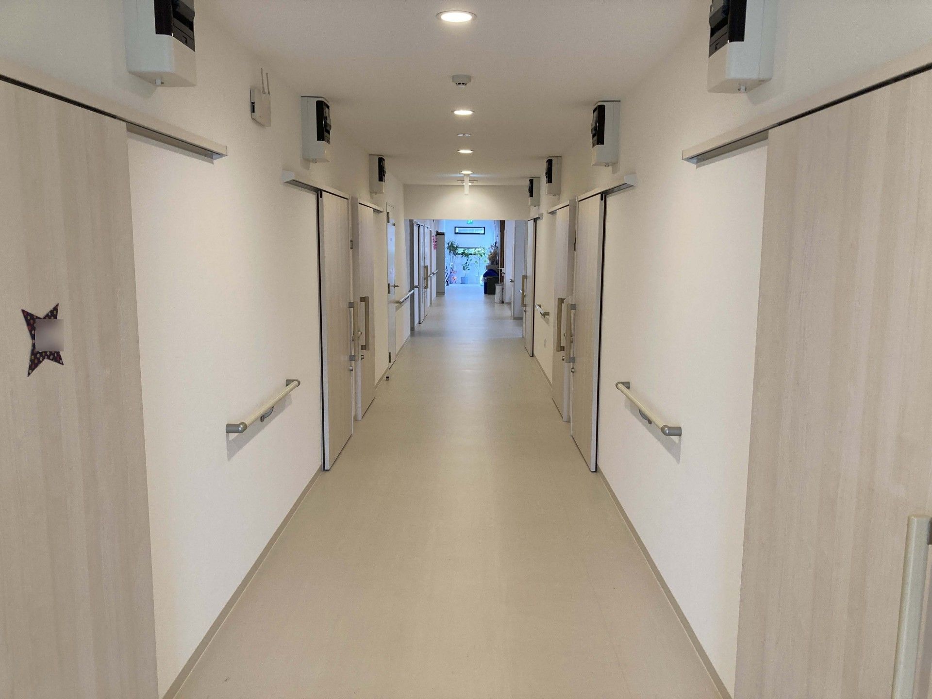 手すり付きの長い廊下