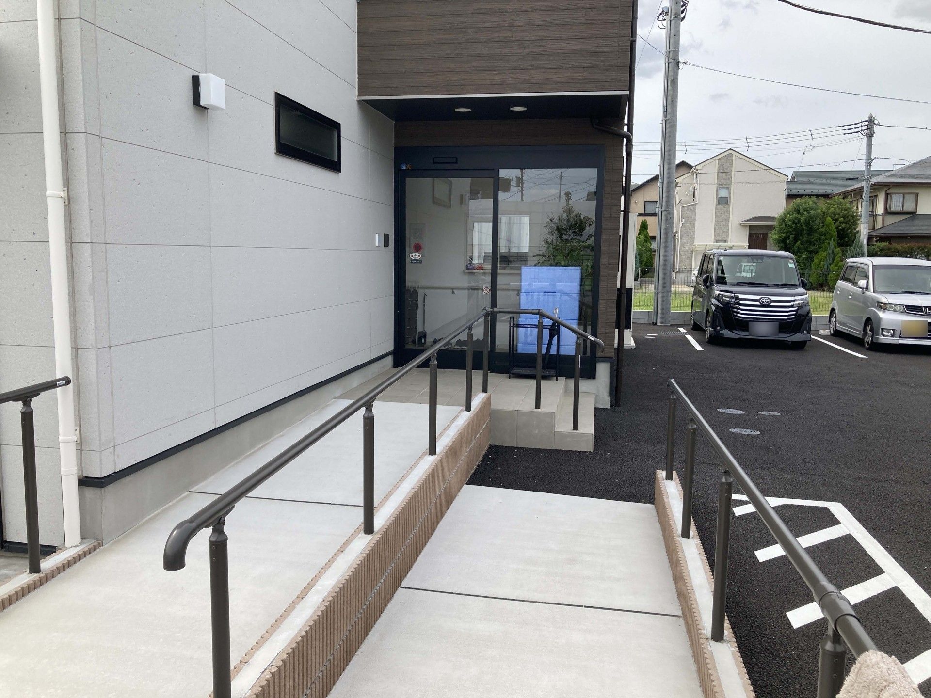手すり付きのスロープ