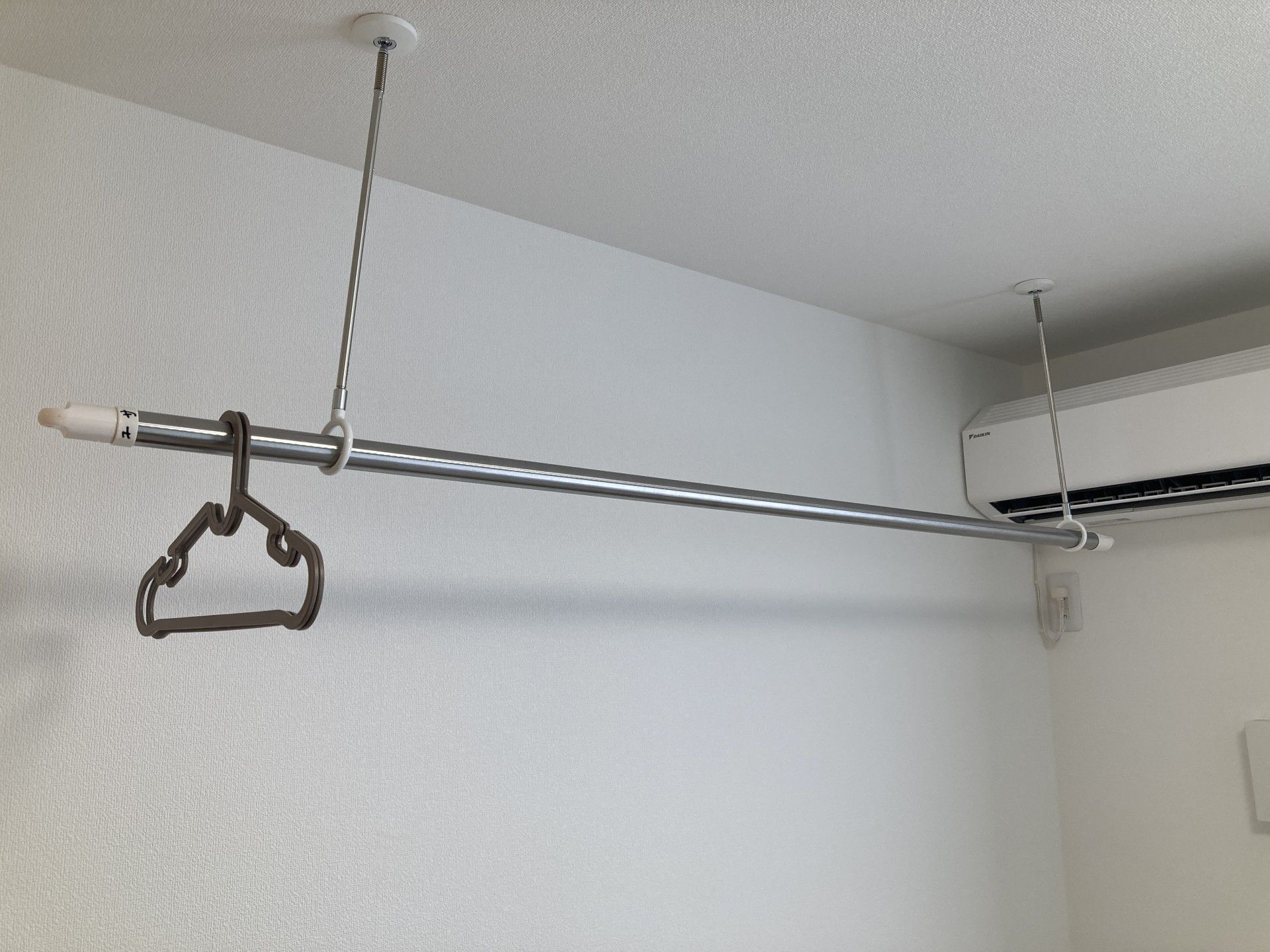 天井から吊るされた物干し