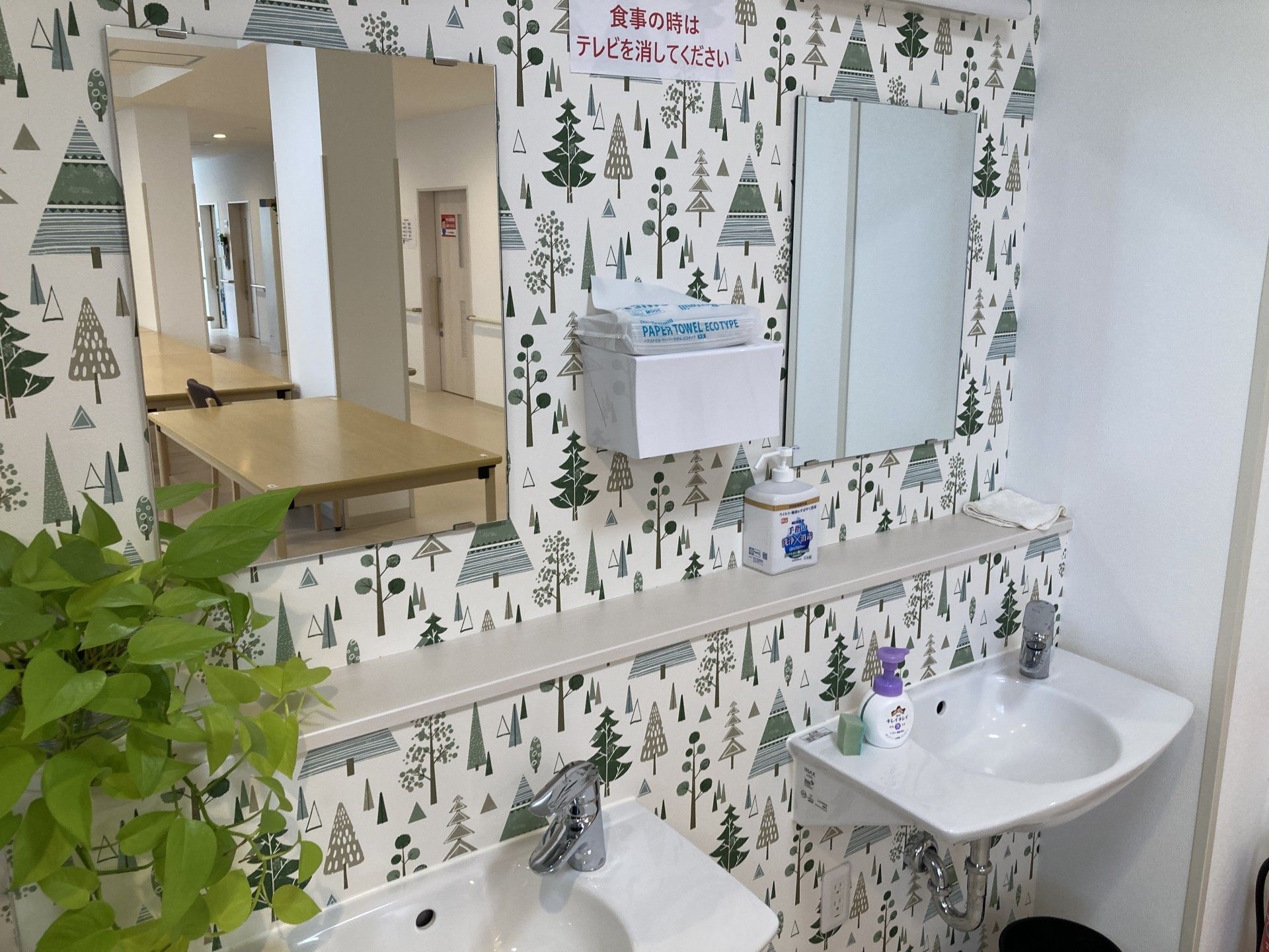 手洗い場と鏡のある空間