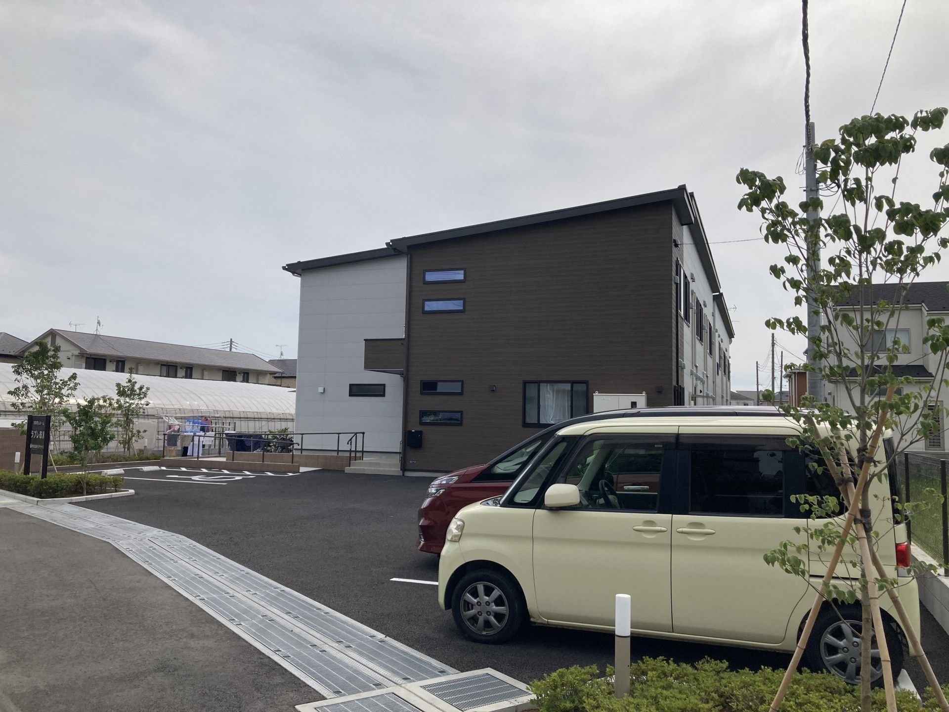 駐車場と建物の外観