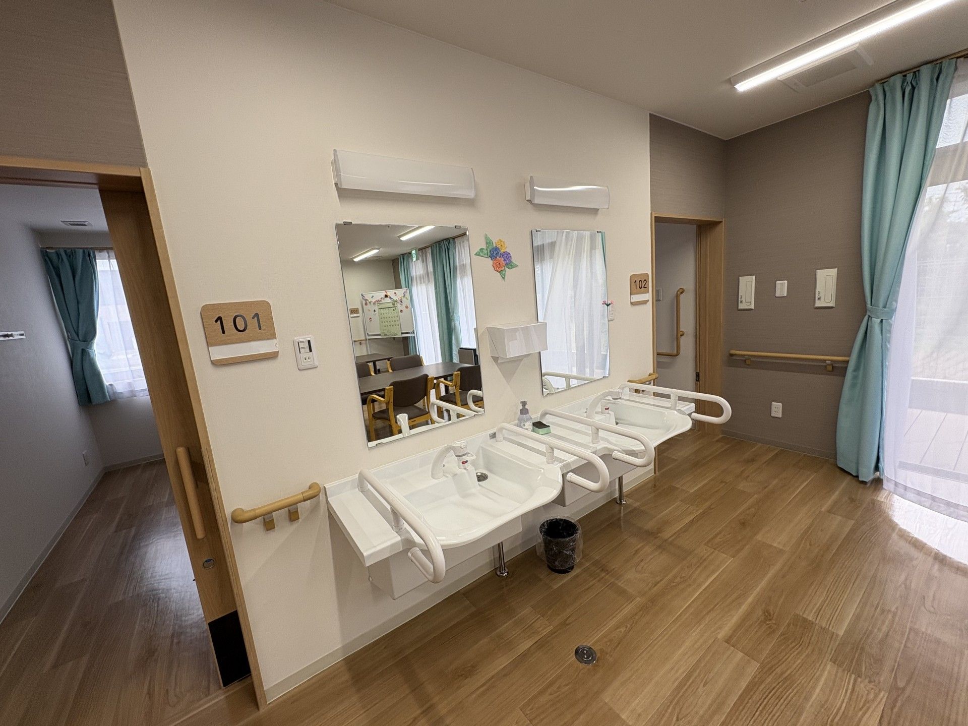 手洗い場と部屋の入口