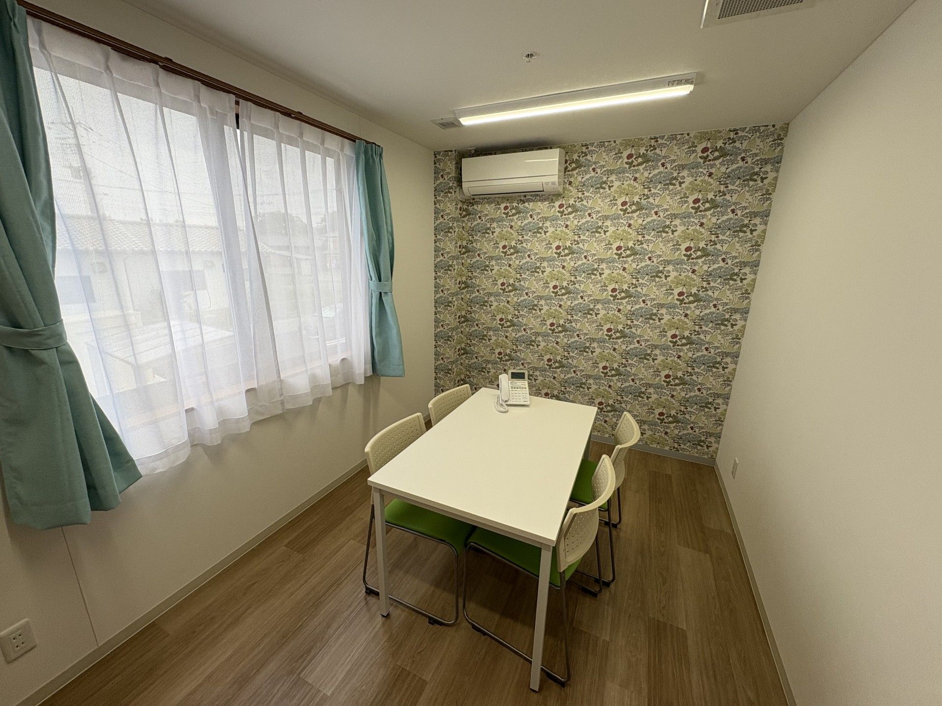 窓際のテーブルと椅子