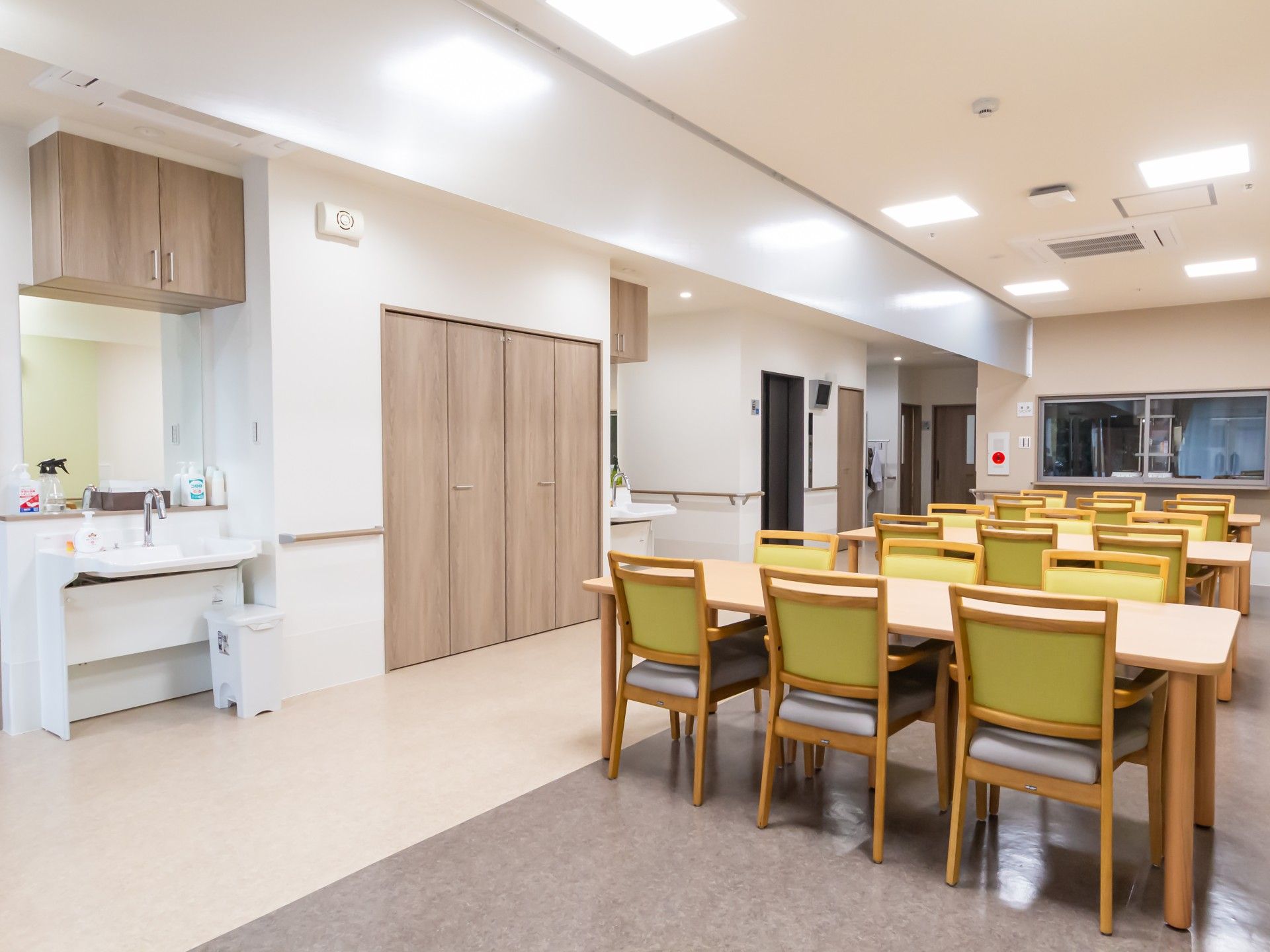 明るい食事スペース