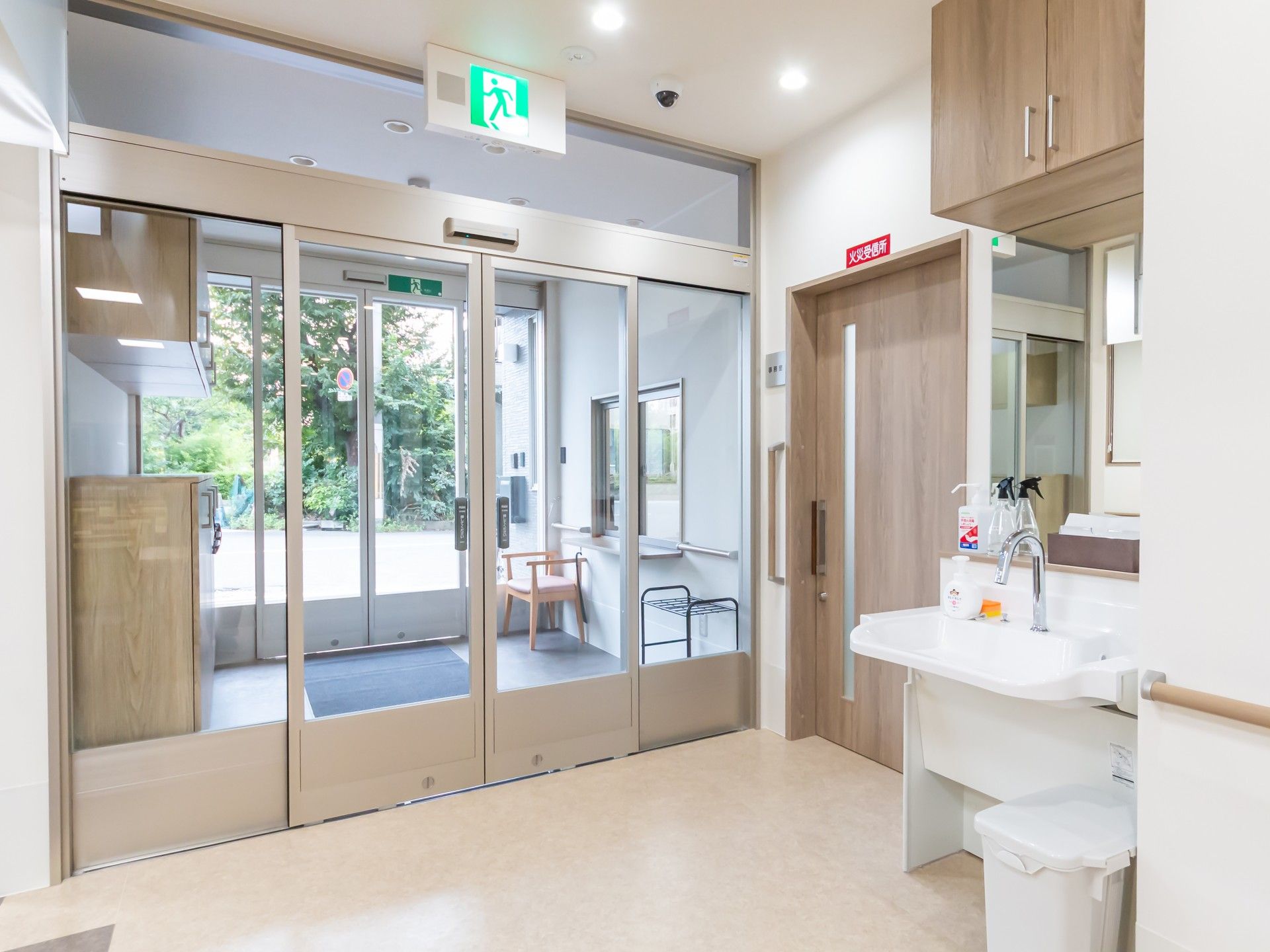 広い出入口と洗面台