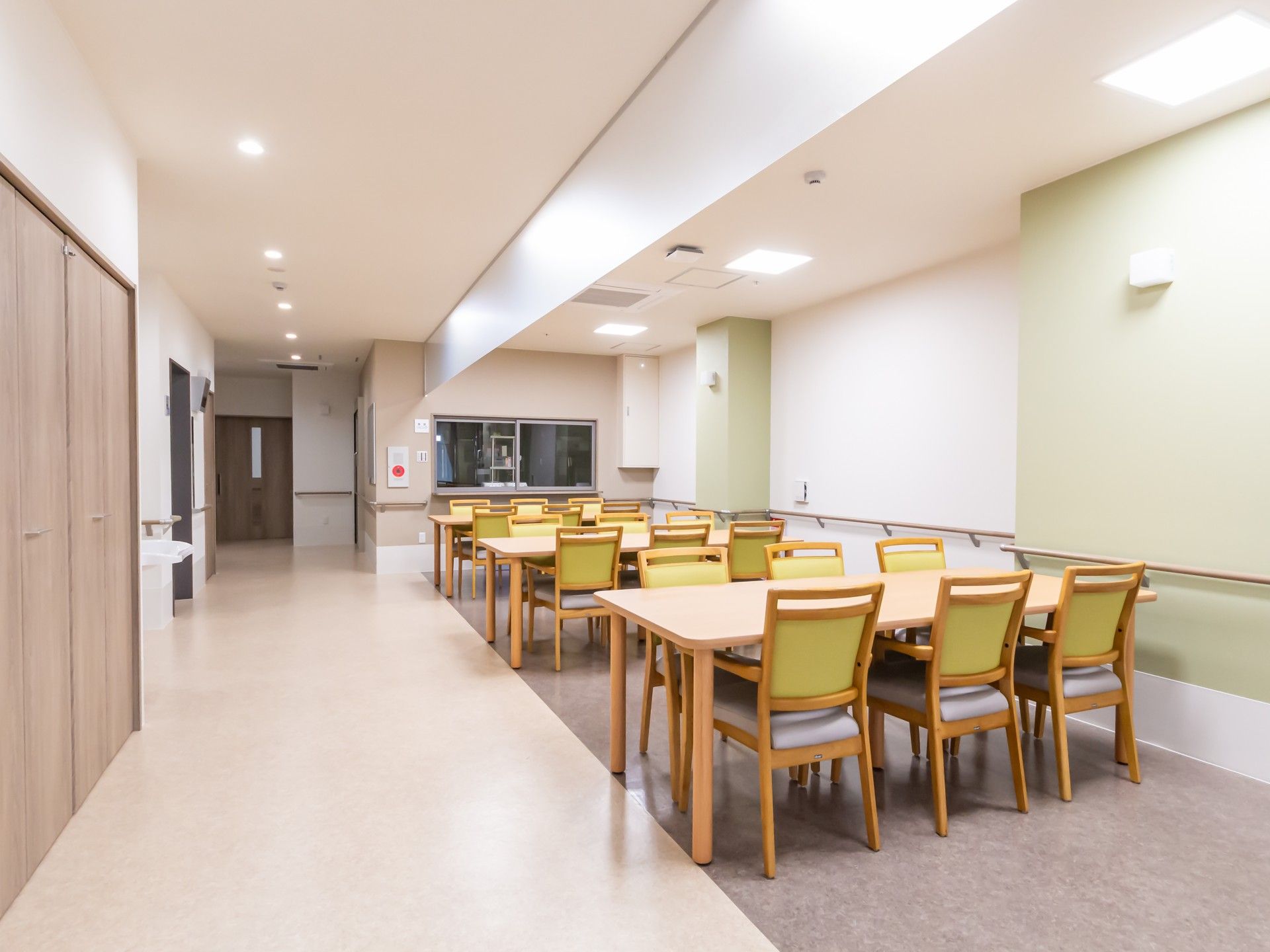 明るい食事スペース