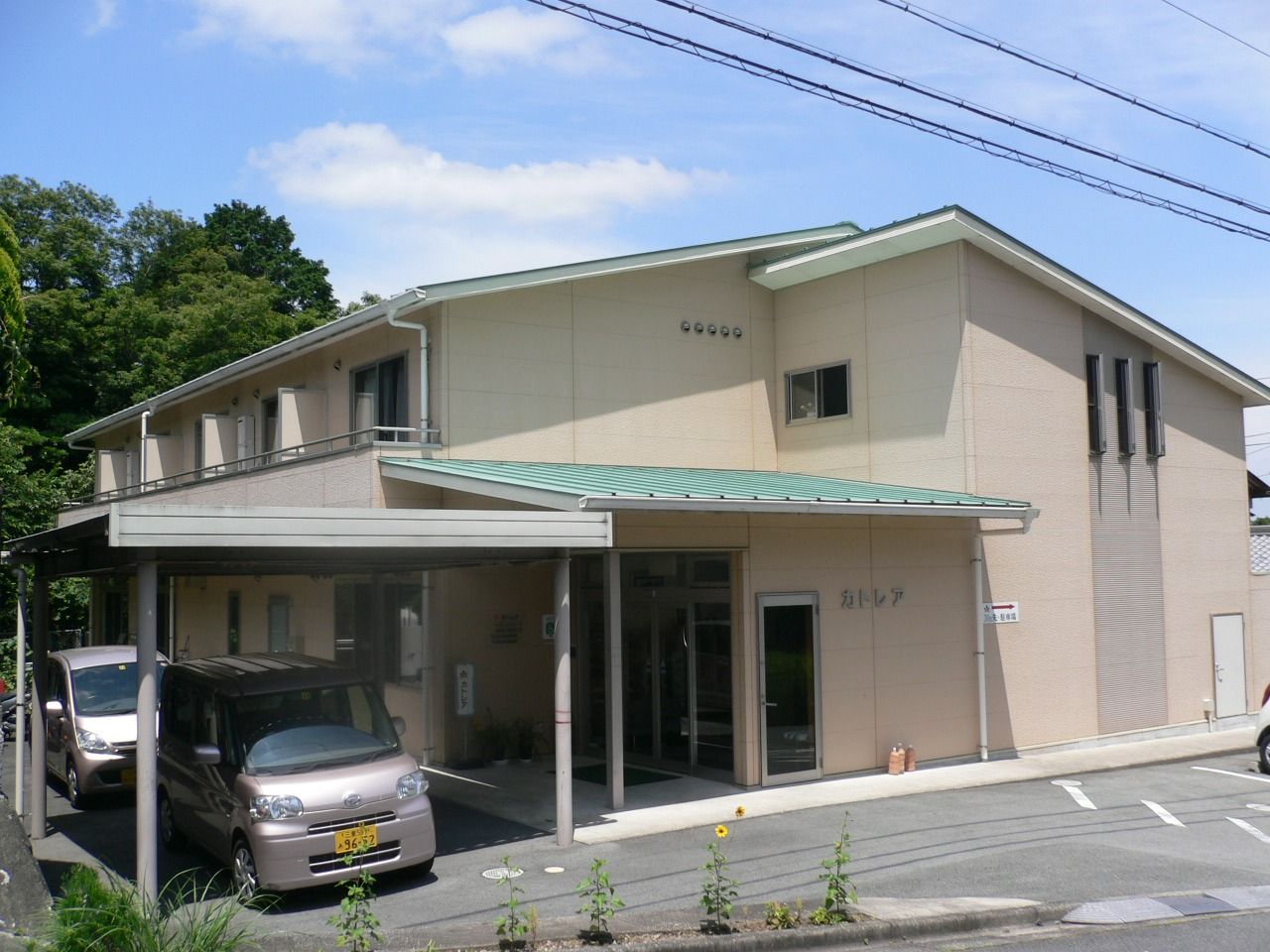 緑の屋根の建物外観