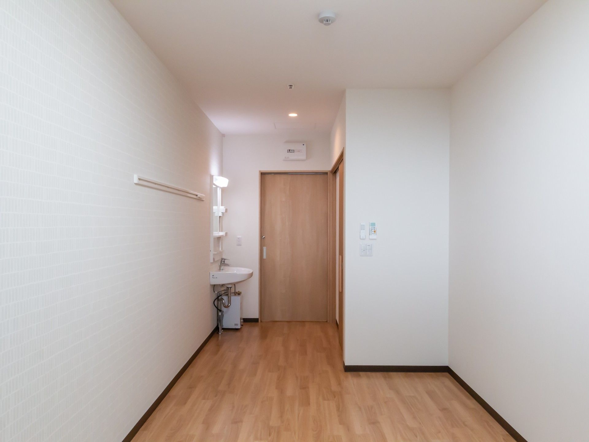 シンプルな洗面台の廊下